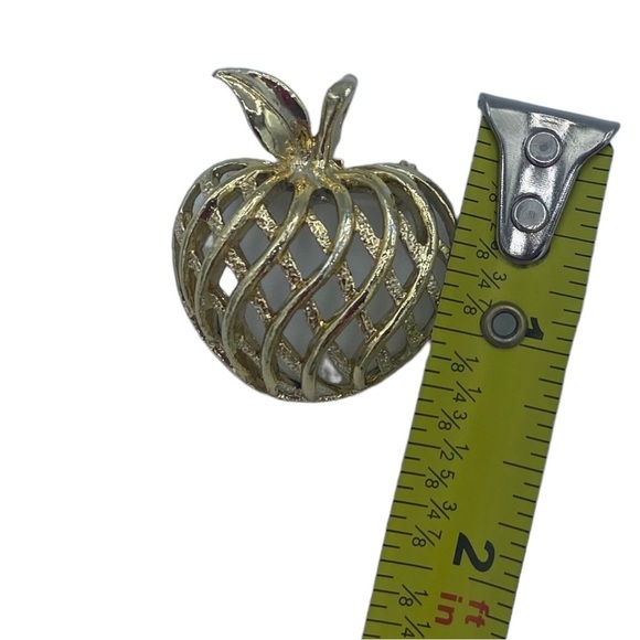 Vintage Gerry's Creations Apple Openwork Lattice Pin/Goldtone - Picture 3 of 4